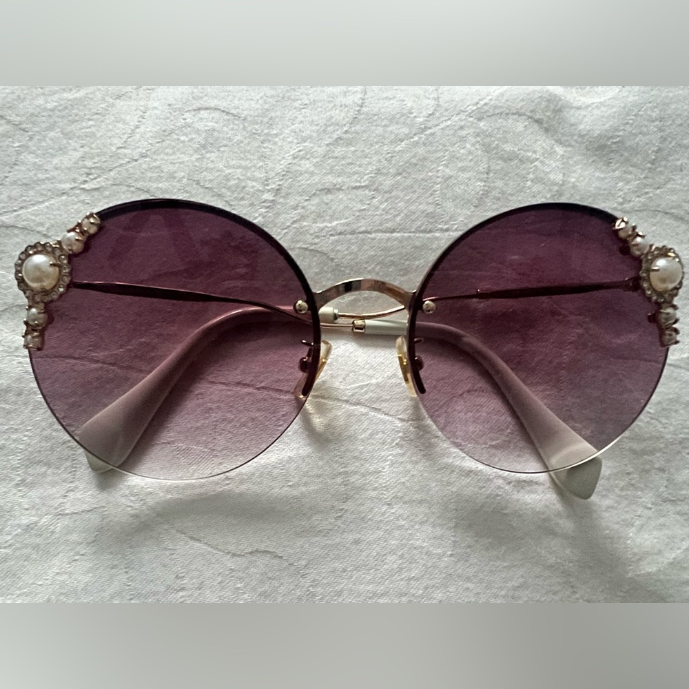 Elegant Miu Miu's Manière Sunglasses with pearl
Embellishments - Picture 5 of 10